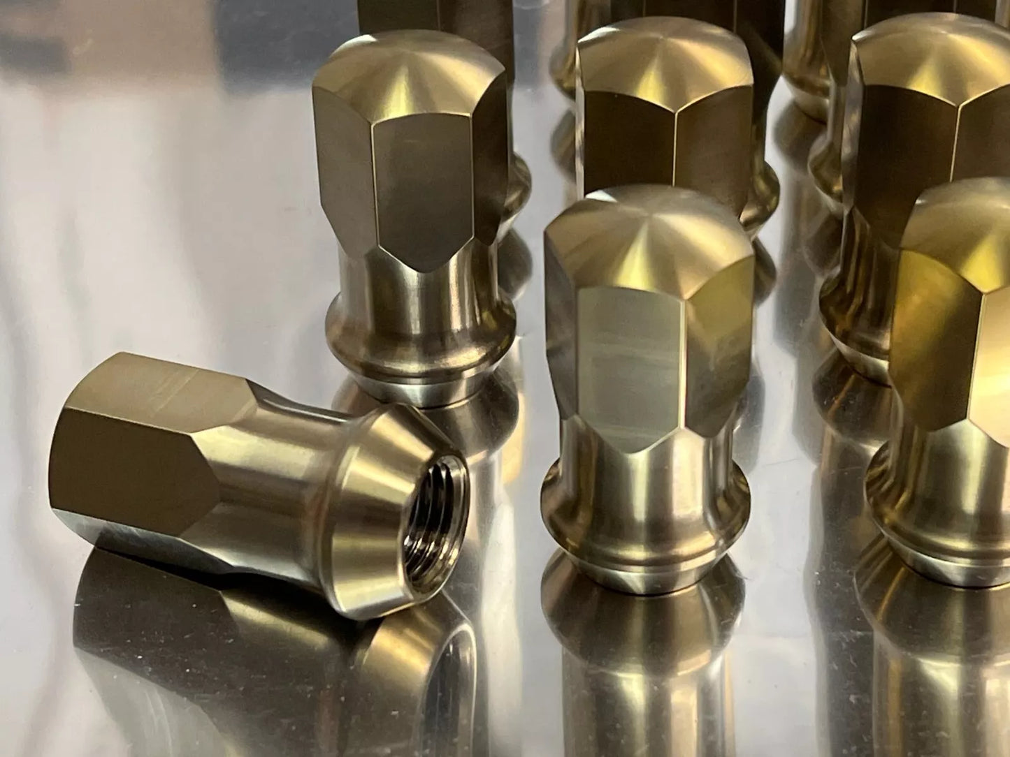 10x set Gold Titanium Closed End Lug Wheel Nut 14x1.5 19mm 60deg